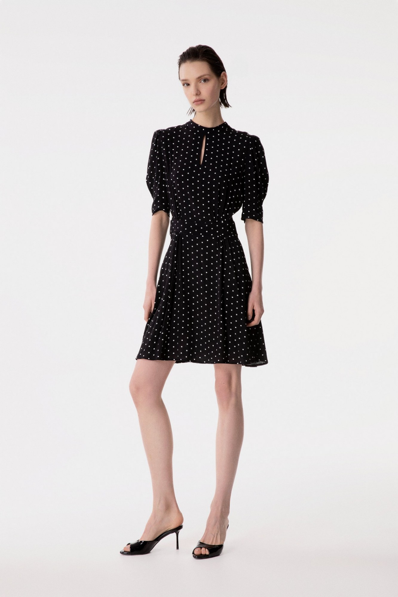 Kimberly - Abito Corto Con Dettaglio Manica E Goccia Sul Davanti In Crepe • Petitpois Nero