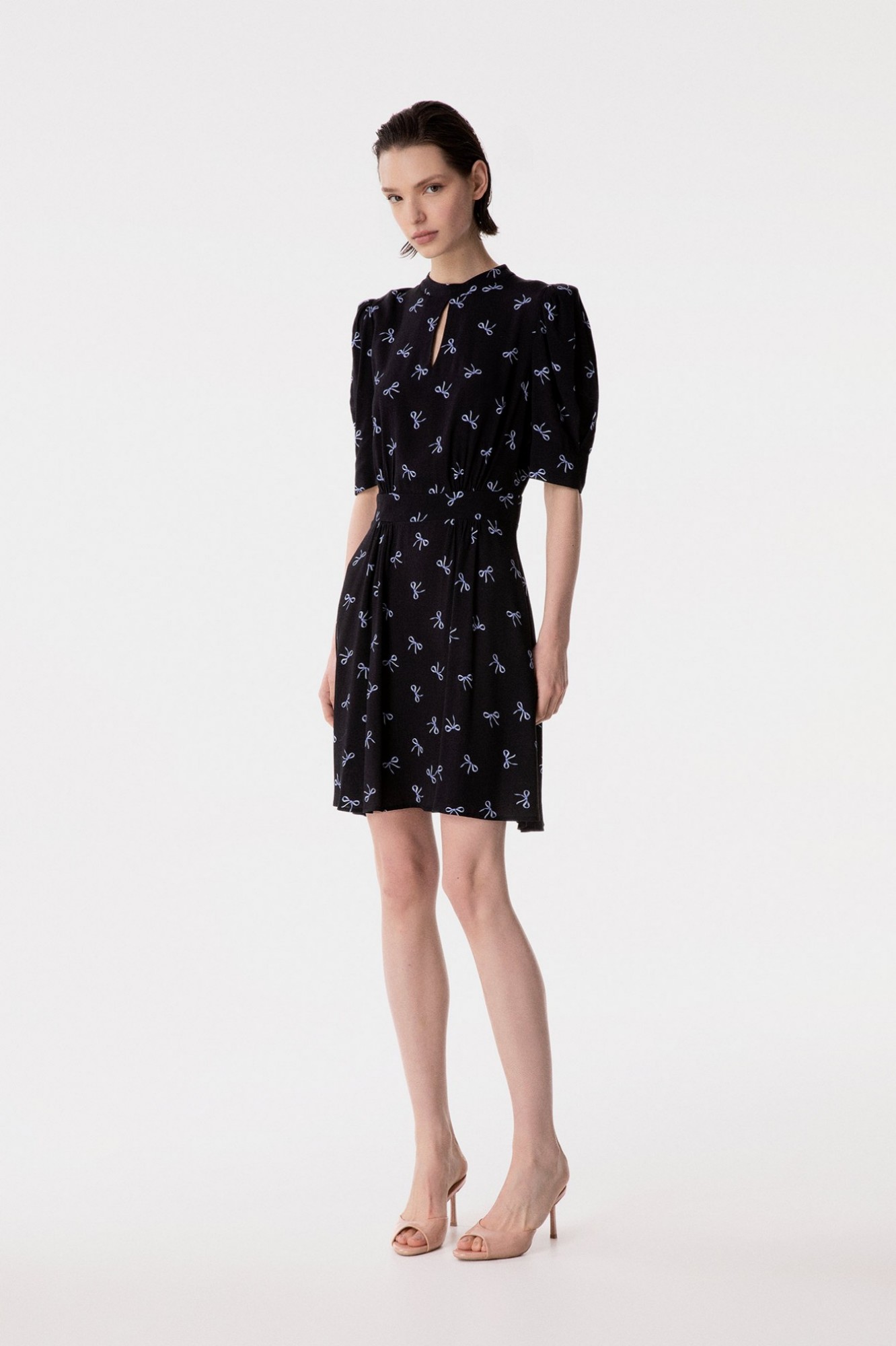 Kimberly - Abito Corto Con Dettaglio Manica E Goccia Sul Davanti In Crepe • Fiocco Nero