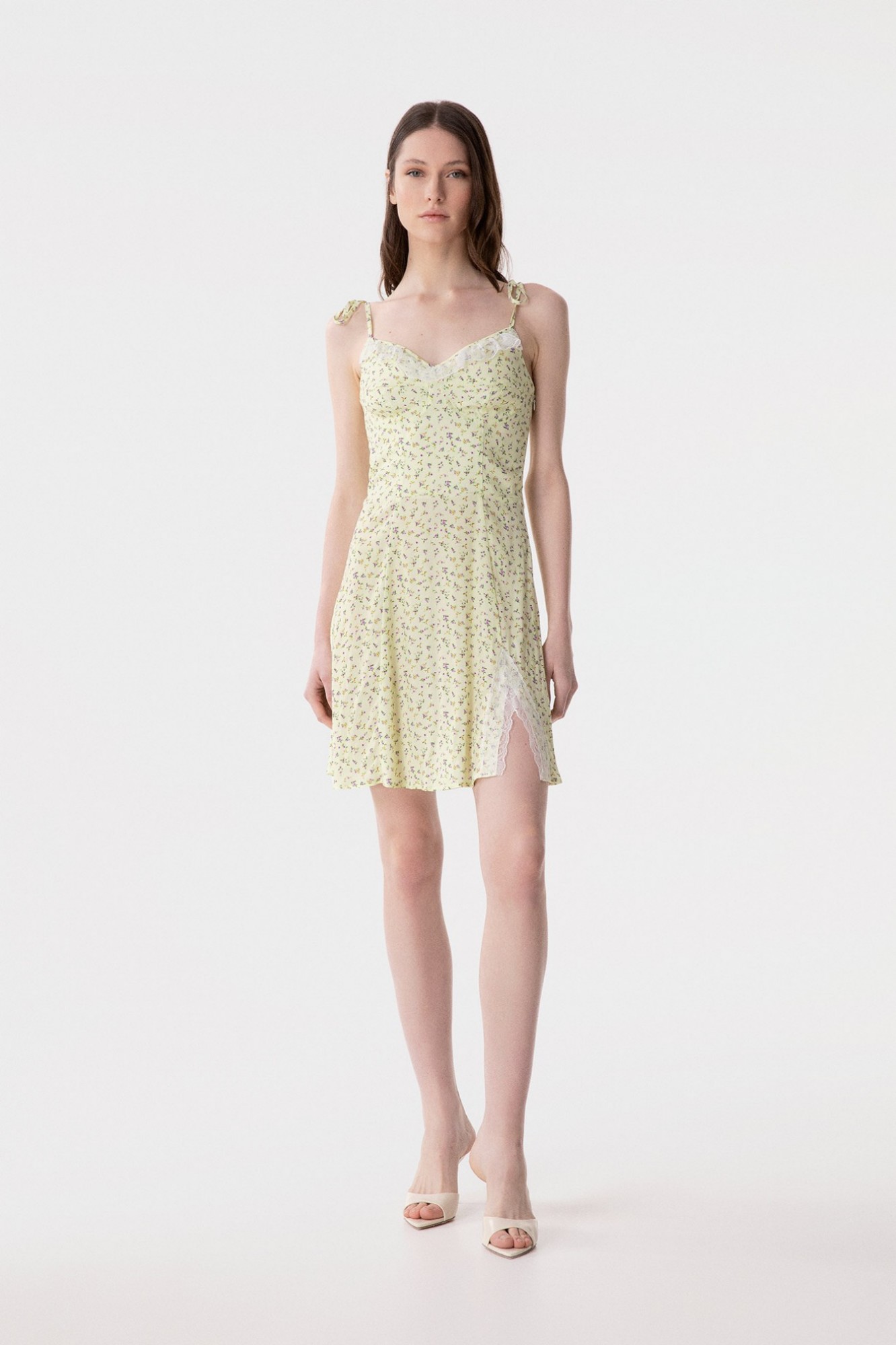 Alya - Abito Corto In Crepe Con Dettaglio Pizzo Sulla Scollatura • Jasmin Giallino