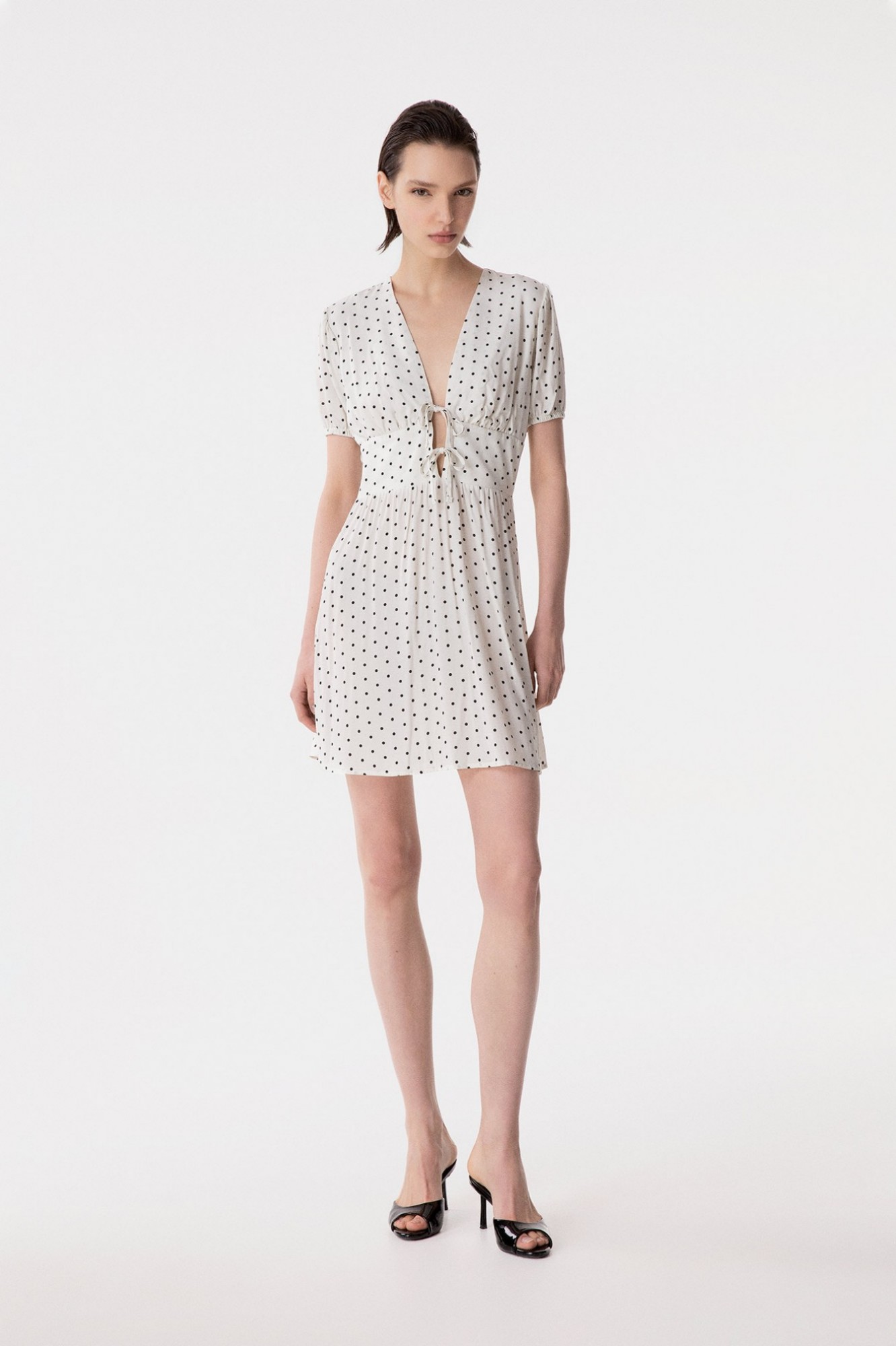 Atena - Abito Corto In Crepe Con Scollo A V E Laccetti Frontali • Petitpois Ecru