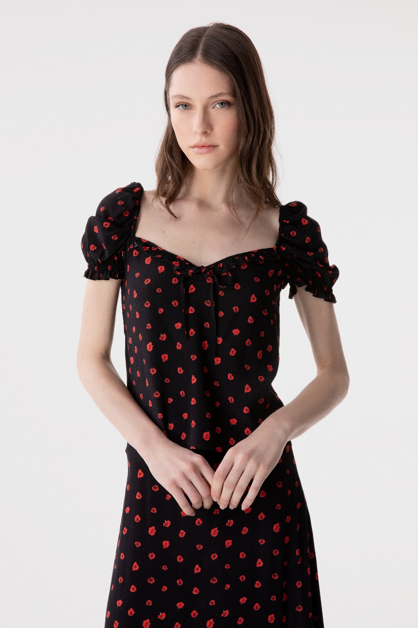 Letizia - Top In Crepe Mezza Manica Con Volant Sul Seno E Fondo Maniche • Rose Nero