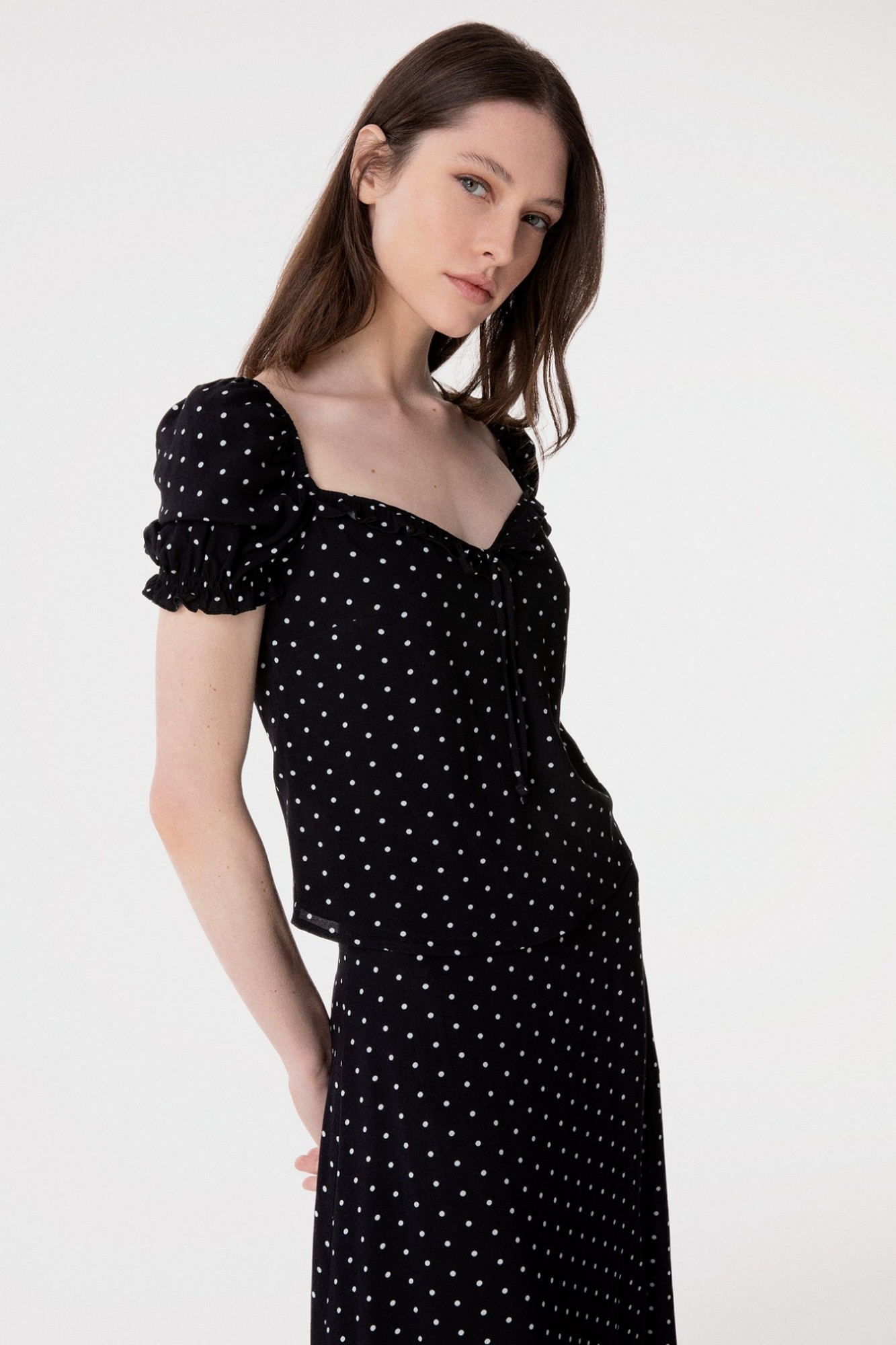 Letizia - Top In Crepe Mezza Manica Con Volant Sul Seno E Fondo Maniche • Petitpois Nero