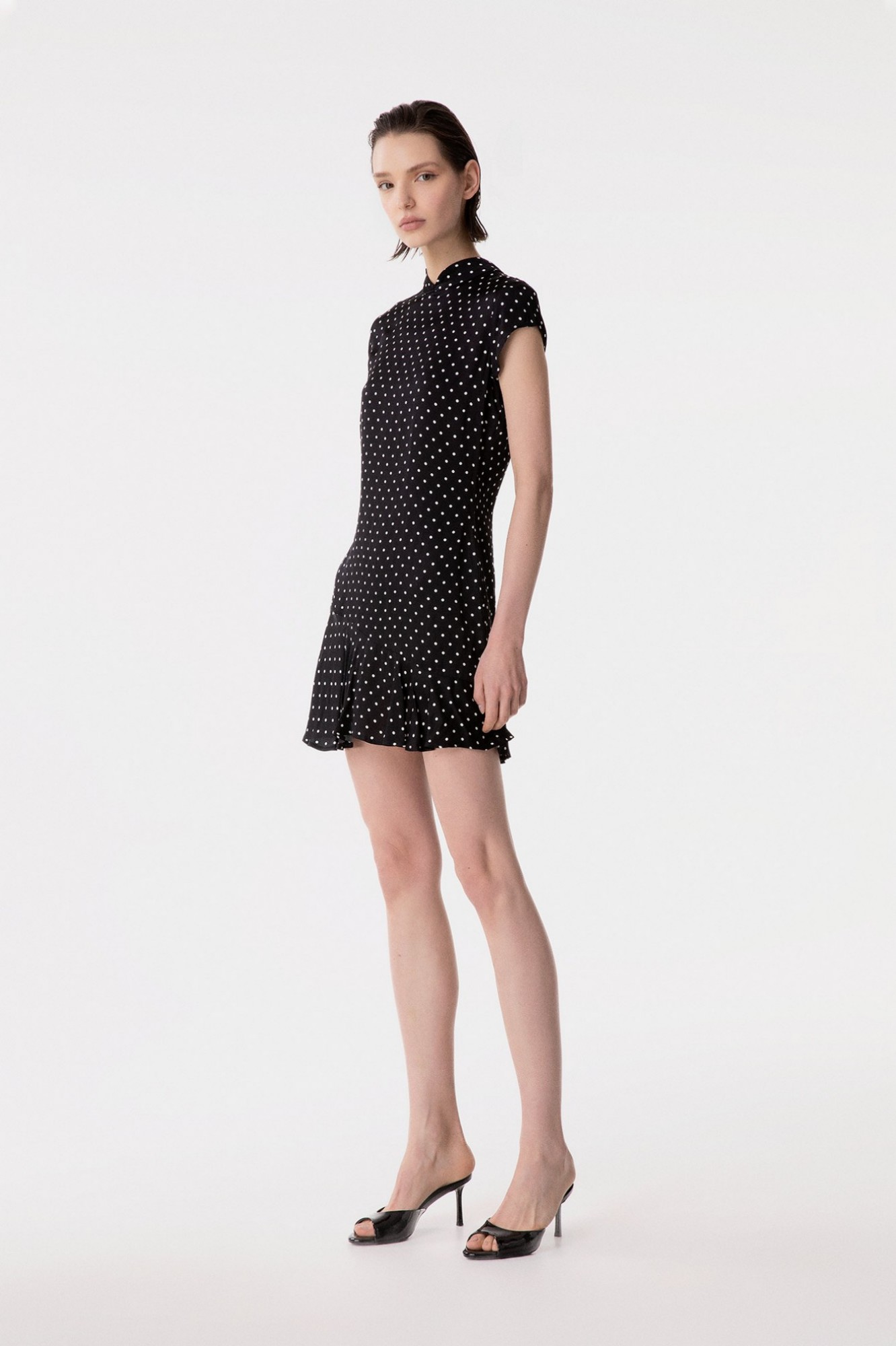 Swami - Abito Corto Mezza Manica, Collo Alla Coreana Con Volant Sul Fondo • Petitpois Nero